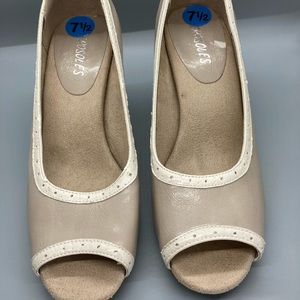 Aerosoles 7.5 heels tan / cream